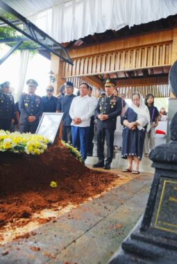 Hadiri Pemakaman, Kapolri: Pesan Eyang Meri Jadi Inspirasi dan Semangat Keluarga Besar Polri