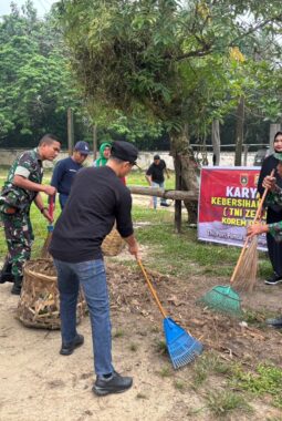 Jumat Bersih Serentak, Polsek Jajaran dan Forkopimcam Perkuat Sinergi Demi Lingkungan Sehat
