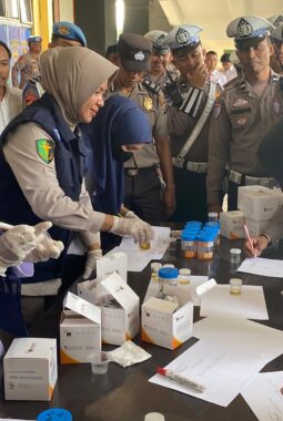 Kapolres Kuansing Pimpin Langsung Tes Urine Personel, Tegaskan Komitmen Perangi Narkoba