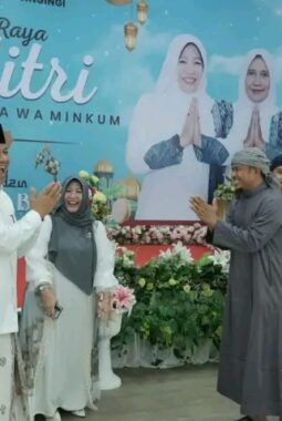 Kehangatan Idulfitri di Pendopo Bupati Kuansing: Warga Bersilaturahmi, Senyum Mengembang