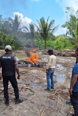 Polsek Benai Tindak Tegas PETI di Desa Tebing Tinggi, Dua Rakit Stinkay Dimusnahkan