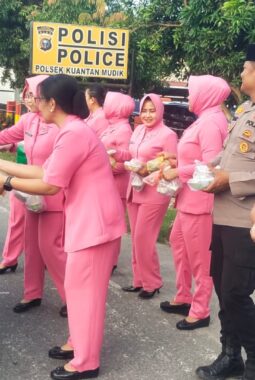 Polsek Kuantan Mudik Berbagi Takjil Bersama Bhayangkari dan Komunitas Diesel Brotherhood