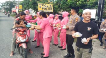 Polsek Kuantan Mudik Berbagi Takjil Bersama Bhayangkari dan Komunitas Diesel Brotherhood