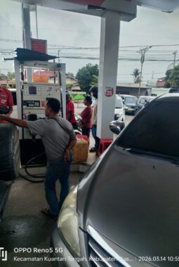 Antrean Kendaraan Mengular di SPBU Sungai Jering, Pengendara Soroti Pengisian Jerigen