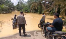 Polsek Hulu Kuantan Lakukan Patroli dan Monitoring Banjir, Puluhan Rumah Warga Terdampak