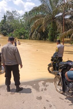 Polsek Hulu Kuantan Lakukan Patroli dan Monitoring Banjir, Puluhan Rumah Warga Terdampak