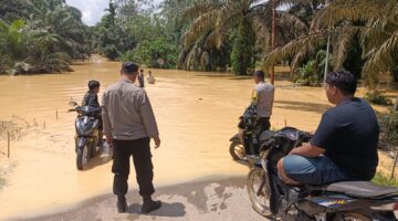 Polsek Hulu Kuantan Lakukan Patroli dan Monitoring Banjir, Puluhan Rumah Warga Terdampak