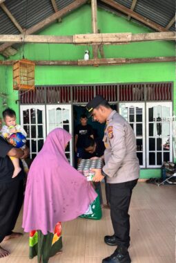Polsek Kuantan Tengah Salurkan Bantuan dalam Program Jumat Berbagi Barokah