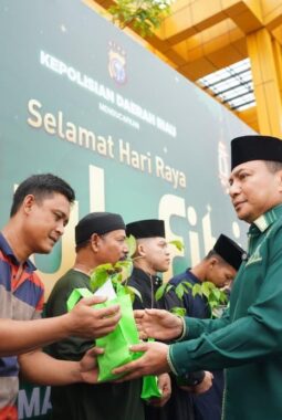 Polda Riau Bagikan Bibit Pohon Saat Silaturahmi Idul Fitri, Herry Heryawan: Amal Ekologis dan Investasi Hijau untuk Riau Lestari