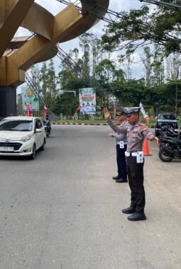 Personel Pos Pam Tugu Cerano Laksanakan Gatur Lalin, Ciptakan Kamseltibcarlantas
