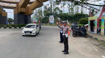 Personel Pos Pam Tugu Cerano Laksanakan Gatur Lalin, Ciptakan Kamseltibcarlantas