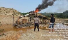 Polsek Singingi Tertibkan PETI di Muara Lembu, Satu Unit Rakit Dimusnahkan