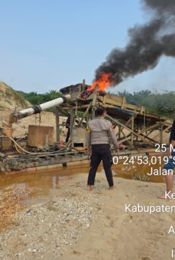 Polsek Singingi Tertibkan PETI di Muara Lembu, Satu Unit Rakit Dimusnahkan
