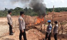 Polsek Cerenti Tertibkan 20 Rakit PETI di Sungai Kuantan, Dimusnahkan di Tempat