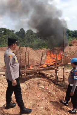 Polsek Cerenti Tertibkan 20 Rakit PETI di Sungai Kuantan, Dimusnahkan di Tempat