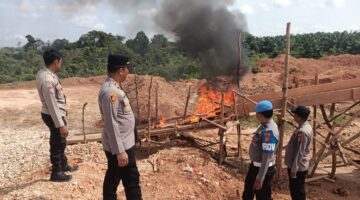 Polsek Cerenti Tertibkan 20 Rakit PETI di Sungai Kuantan, Dimusnahkan di Tempat