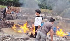 Polsek Benai Tindak Tegas PETI di Danau Rawang Udang, Lima Rakit Stinkai Dimusnahkan