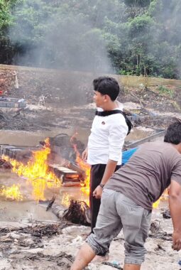 Polsek Benai Tindak Tegas PETI di Danau Rawang Udang, Lima Rakit Stinkai Dimusnahkan