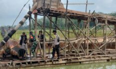 Polsek Kuantan Hilir Bersama TNI Tertibkan PETI di Kasang Limau Sundai, Lima Rakit Dimusnahkan