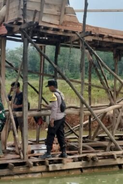 Polsek Kuantan Hilir Bersama TNI Tertibkan PETI di Kasang Limau Sundai, Lima Rakit Dimusnahkan