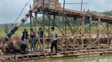 Polsek Kuantan Hilir Bersama TNI Tertibkan PETI di Kasang Limau Sundai, Lima Rakit Dimusnahkan