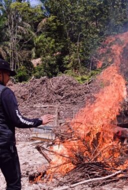 Polsek Benai Tertibkan PETI di Dusun Jirak, Empat Rakit Robin Dimusnahkan