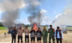 Personil Gabungan TNI-POLRI, Koramil 09 Singingi dan Polsek Singingi Hilir, Musnahkan 12 Rakit PETI di Tanjung Pauh.