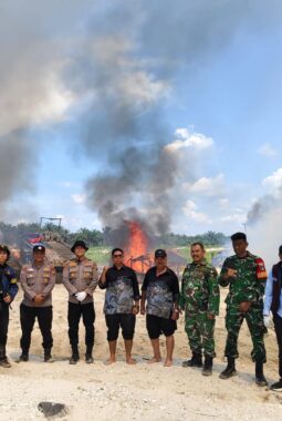 Personil Gabungan TNI-POLRI, Koramil 09 Singingi dan Polsek Singingi Hilir, Musnahkan 12 Rakit PETI di Tanjung Pauh.