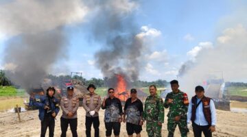 Personil Gabungan TNI-POLRI, Koramil 09 Singingi dan Polsek Singingi Hilir, Musnahkan 12 Rakit PETI di Tanjung Pauh.