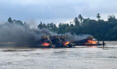 Polsek Cerenti Tunjukkan Aksi Heroik Tertibkan PETI, 11 Rakit Dimusnahkan di Sungai Kuantan