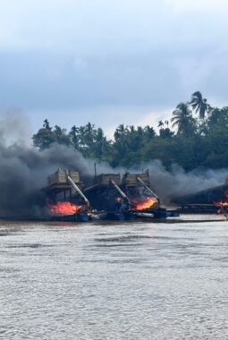 Polsek Cerenti Tunjukkan Aksi Heroik Tertibkan PETI, 11 Rakit Dimusnahkan di Sungai Kuantan