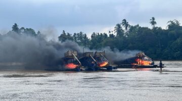 Polsek Cerenti Tunjukkan Aksi Heroik Tertibkan PETI, 11 Rakit Dimusnahkan di Sungai Kuantan