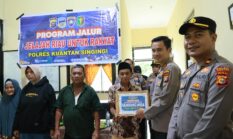 Program Jalur Jelajah Riau Untuk Rakyat, Polres Kuansing Berikan Pelayanan Kesehatan dan Bansos di Desa Pulau Jambu