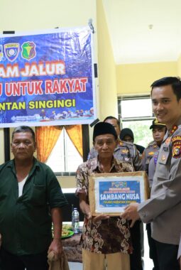 Program Jalur Jelajah Riau Untuk Rakyat, Polres Kuansing Berikan Pelayanan Kesehatan dan Bansos di Desa Pulau Jambu