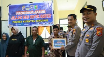 Program Jalur Jelajah Riau Untuk Rakyat, Polres Kuansing Berikan Pelayanan Kesehatan dan Bansos di Desa Pulau Jambu