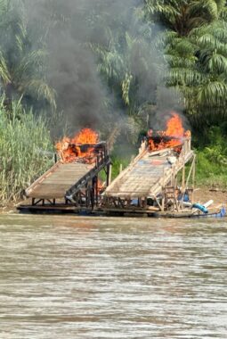 Polsek Cerenti Tertibkan 13 Rakit PETI di Sepanjang Aliran Sungai Batang Kuantan