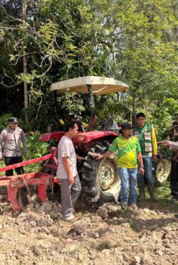 Kapolsek Cerenti Pimpin Pengecekan Lahan Ketahanan Pangan Nasional untuk Penanaman Jagung Pipil di Desa Pulau Bayur