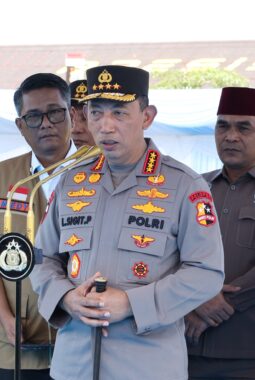Kapolri Serahkan Bantuan Peralatan Karhutla di Riau, Ingatkan Ancaman El Niño dan Prioritaskan Pencegahan