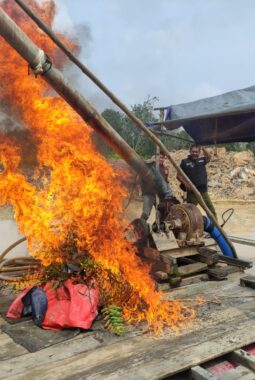 Polsek Singingi Hilir Tertibkan PETI di Desa Sungai Paku, Tiga Rakit Dompeng Dimusnahkan