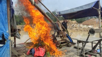 Polsek Singingi Hilir Tertibkan PETI di Desa Sungai Paku, Tiga Rakit Dompeng Dimusnahkan
