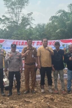 Semangat Swasembada Pangan!Polsek Cerenti Bersama BUMDes Tanam Jagung Pipil di Koto Cerenti