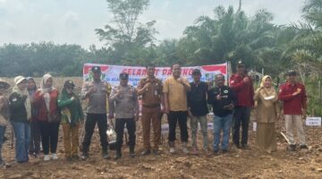 Semangat Swasembada Pangan!Polsek Cerenti Bersama BUMDes Tanam Jagung Pipil di Koto Cerenti