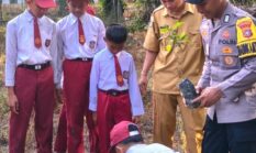 Polsek Logas Tanah Darat Tanam Pohon dan Edukasi Green Policing di SDN 013 Hulu Teso, Tanamkan Kepedulian Lingkungan Sejak Dini