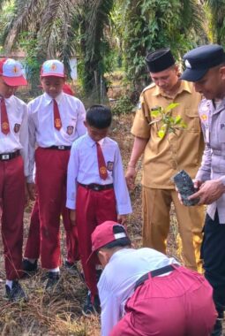 Polsek Logas Tanah Darat Tanam Pohon dan Edukasi Green Policing di SDN 013 Hulu Teso, Tanamkan Kepedulian Lingkungan Sejak Dini