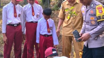 Polsek Logas Tanah Darat Tanam Pohon dan Edukasi Green Policing di SDN 013 Hulu Teso, Tanamkan Kepedulian Lingkungan Sejak Dini