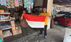 Merah Putih Berkibar di Hati Masyarakat, Sat Intelkam Polres Kuansing Bagikan Bendera Jelang HUT RI ke-81