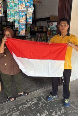 Merah Putih Berkibar di Hati Masyarakat, Sat Intelkam Polres Kuansing Bagikan Bendera Jelang HUT RI ke-81