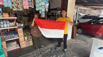 Merah Putih Berkibar di Hati Masyarakat, Sat Intelkam Polres Kuansing Bagikan Bendera Jelang HUT RI ke-81