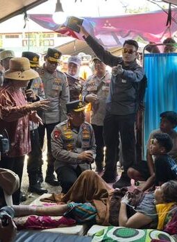 “Polri Hadir di Tengah Duka: 247,66 Ton Bantuan Mengalir untuk Korban Gempa NTT”