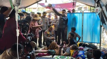 “Polri Hadir di Tengah Duka: 247,66 Ton Bantuan Mengalir untuk Korban Gempa NTT”